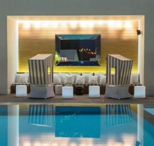 een woonkamer met een zwembad en een televisie bij Yoo Panama in Panama-Stad