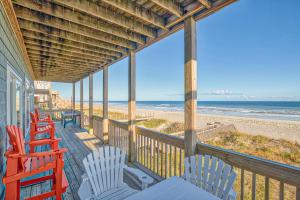 eine Veranda mit Stühlen und Strandblick in der Unterkunft Avalon Topsail Beach in Topsail Beach