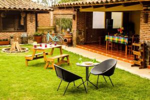 a backyard with a table and chairs and a table and a kitchen at Rustic Luxury Retreat Near Historic Zacatlan in Zacatlán