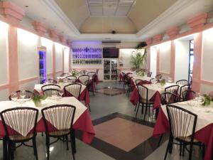 A restaurant or other place to eat at Hotel Villa Robinia