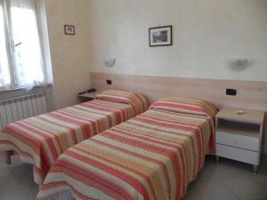 A bed or beds in a room at Hotel Villa Robinia
