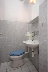ein Bad mit einem WC und einem Waschbecken in der Unterkunft Apartments by the sea Zaglav, Dugi otok - 8145 in Zaglav