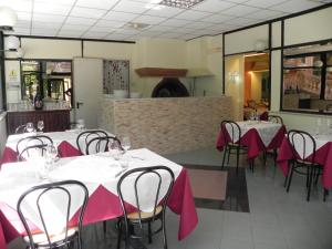 A restaurant or other place to eat at Hotel Villa Robinia