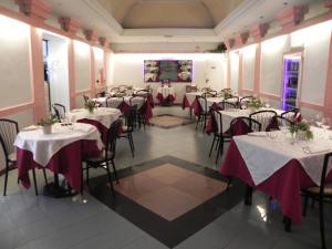 A restaurant or other place to eat at Hotel Villa Robinia