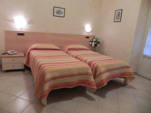 A bed or beds in a room at Hotel Villa Robinia