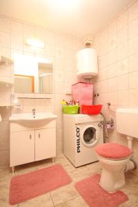 Kúpeľňa v ubytovaní Apartments by the sea Razanj, Rogoznica - 8361 + 25 fotografií