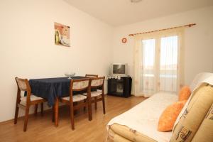 Televízia a/alebo spoločenská miestnosť v ubytovaní Apartments by the sea Razanj, Rogoznica - 8361