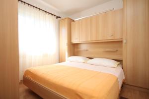 sypialnia z dużym łóżkiem i oknem w obiekcie Apartments by the sea Razanj, Rogoznica - 8361 w Rogoznicy