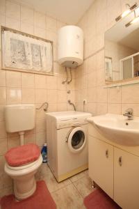 W łazience znajduje się pralka i umywalka. w obiekcie Apartments by the sea Razanj, Rogoznica - 8361 w Rogoznicy