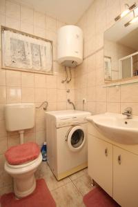 Kúpeľňa v ubytovaní Apartments by the sea Razanj, Rogoznica - 8361