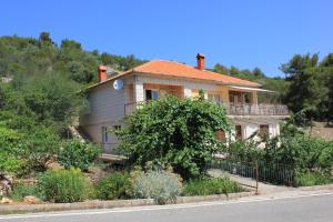 ein altes Haus am Straßenrand in der Unterkunft Apartments by the sea Zaglav, Dugi otok - 8146 in Zaglav