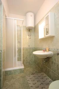 Ένα μπάνιο στο Apartments by the sea Kraj, Pasman - 331