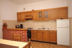 Kuchyňa alebo kuchynka v ubytovaní Apartments with a parking space Sali, Dugi otok - 8185