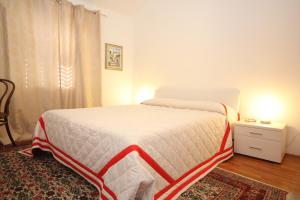 - une chambre avec un lit et une table avec une lampe dans l'établissement Seaside holiday house Cavtat, Dubrovnik - 8557, à Cavtat