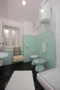 La salle de bains est pourvue de 2 toilettes et d'une douche en verre. dans l'établissement Seaside holiday house Cavtat, Dubrovnik - 8557, à Cavtat