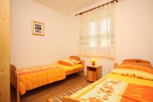 Giường trong phòng chung tại Apartments with a parking space Rukavac, Vis - 8836