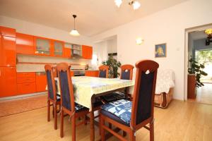 een keuken met een eettafel en stoelen bij Apartments by the sea Ugljan - 8266 in Ugljan