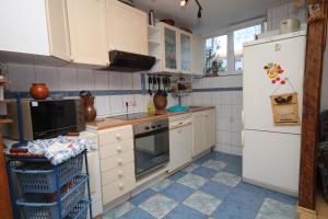 eine Küche mit weißen Geräten und einem weißen Kühlschrank in der Unterkunft Apartments by the sea Komiza, Vis - 8860 in Komiža
