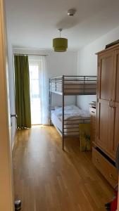 1 dormitorio con 2 literas y suelo de madera en Isabella 4 by SMR Rauris Apartments - inc Spa and National Summercard - near Gondola, en Rauris