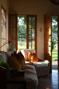 un soggiorno con divano bianco e finestre di 5TO PISO by Bourbon Hostal a Juayúa