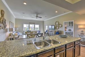 een keuken met een wastafel en een aanrecht bij Miramar Beach Condo 5 Minute Walk to Beach! in Destin