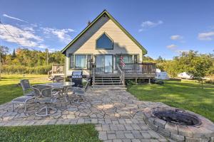 une maison avec foyer extérieur dans la cour dans l'établissement Hurley Lakefront Hideaway with Fire Pit and Dock!, à Hurley