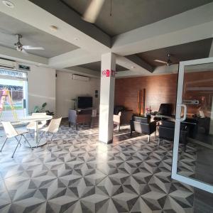 - un hall avec une table et des chaises dans l'établissement Hotel Suites del Mar, à Palmas