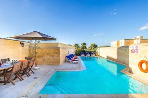 Bazén v ubytování Four Winds Holiday Home nebo v jeho okolí