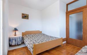 um quarto com uma cama, uma mesa e uma porta em Apartment Pjescana Uvala 14564b em Pula