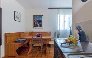 uma cozinha com uma mesa e uma sala de jantar em Apartment Pjescana Uvala 14564b em Pula