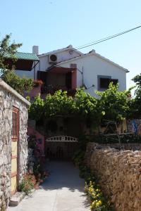 a house with a gate and a stone wall at Apartment Stivan 382a in Štivan