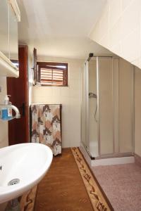 a bathroom with a sink and a shower at Apartments with WiFi Stivan, Cres - 382 in Štivan