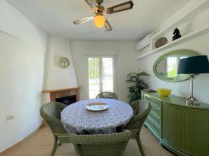 een eetkamer met een tafel met stoelen en een plafondventilator bij Modern holiday home in Roquetas de Mar with private terrace in Roquetas de Mar