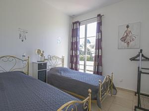 1 Schlafzimmer mit 2 Betten und einem Fenster in der Unterkunft Pleasant holiday home in Aure sur Mer with terrace in Sainte-Honorine-des-Pertes