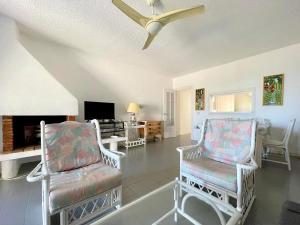 ein Wohnzimmer mit 2 Stühlen und einem Deckenventilator in der Unterkunft Inviting holiday home in Roquetas de Mar with terrace in Roquetas de Mar