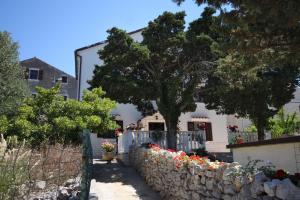 Vonkajšia záhrada v ubytovaní Apartments and rooms with parking space Cunski, Losinj - 2498