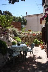 Vonkajšia záhrada v ubytovaní Apartments and rooms with parking space Cunski, Losinj - 2498