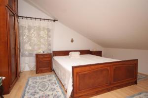 Posteľ alebo postele v izbe v ubytovaní Apartments and rooms with parking space Cunski, Losinj - 2498