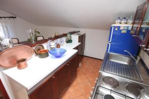 Kuchyňa alebo kuchynka v ubytovaní Apartments and rooms with parking space Cunski, Losinj - 2498