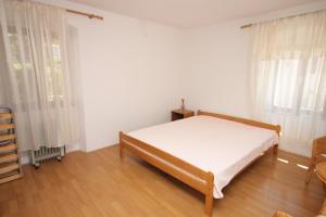 Postel nebo postele na pokoji v ubytování Apartments and rooms with parking space Cunski, Losinj - 2498