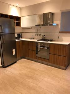 eine Küche mit Kühlschrank und Herd oberen Backofen in der Unterkunft Departamento ROMA 3 Ambientes in Bahía Blanca