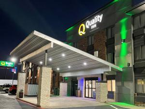 un edificio con un centro comercial de eficiencia q por la noche en Quality Inn - Denton, en Denton