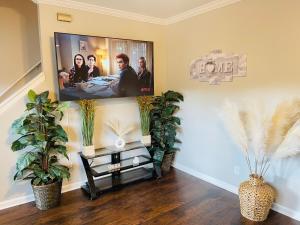 Μια τηλεόραση ή/και κέντρο ψυχαγωγίας στο Stylish and Cozy Retreat