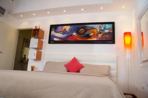 a bedroom with a bed with a tv on the wall at Una casa con vistas en Caracas in Caracas
