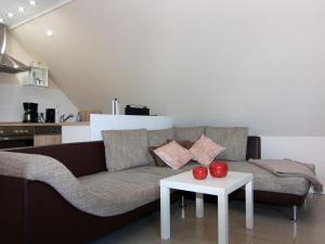 een woonkamer met een bank en een tafel bij holiday home Strandloper, Zinnowitz in Zinnowitz