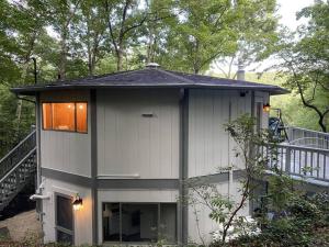 Μπαλκόνι ή βεράντα στο Montreat Round House - mountain views, renovated