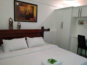 Un dormitorio con una cama blanca y una foto en la pared en CHIEF'S VILLA Rentals Malapascua Island, en Isla de Malapascua