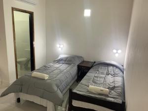 En eller flere senge i et værelse på Las Salinas Hostal