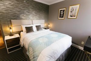 a bedroom with a large bed in a room at Hotel Richland LES in New York +34 photos