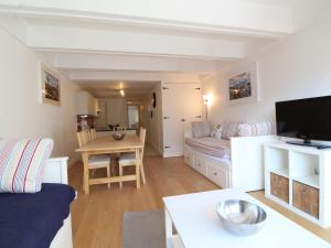 mały salonik z kanapą i stołem w obiekcie Appartement rénové 3 pièces, 8 pers, proche pistes et commerces - Flaine Forum - FR-1-687-39 w mieście Arâches-la-Frasse